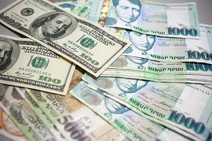Դրամը կայուն է, ռուբլին թուլանում է, նավթը՝ էժանանում